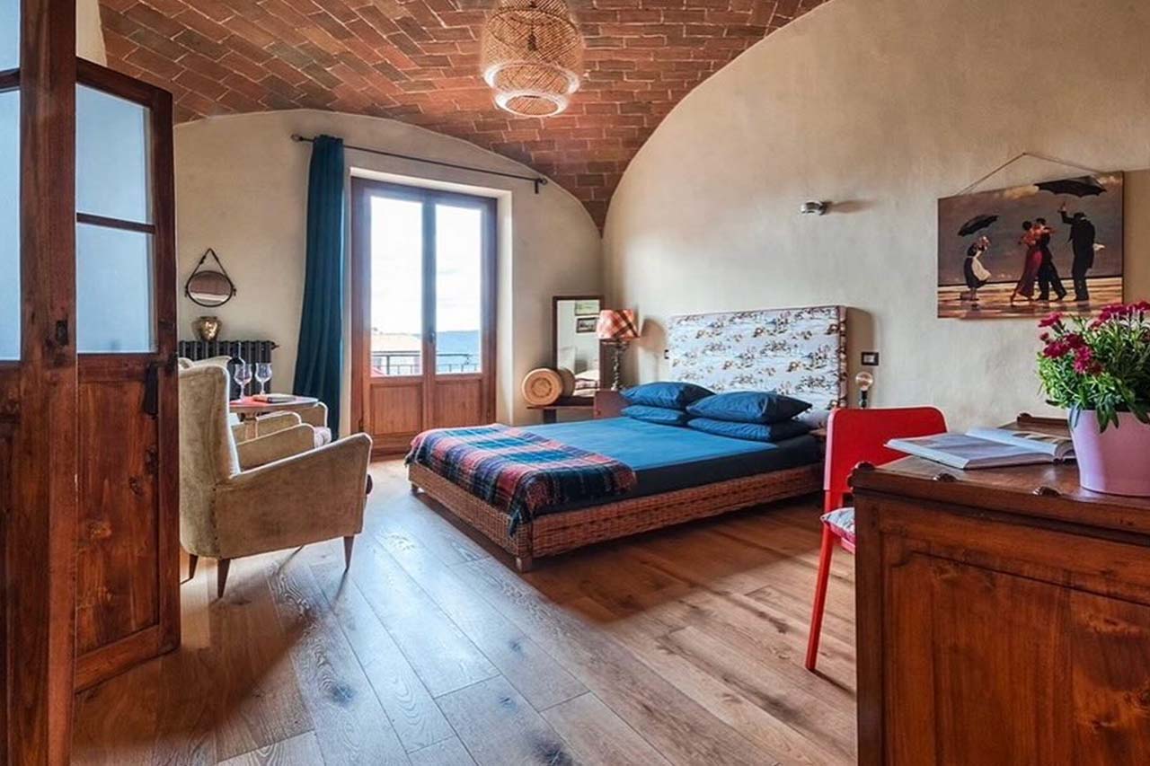 Un’eleganza calda, ispirata al miglior country moderno. Il soffitto a volta in mattoni, i velluti dorati e i tessuti tartan ricreano un abbraccio rustico ma sofisticato. Una camera accogliente, perfetta per chi ama il comfort dal sapore autentico.