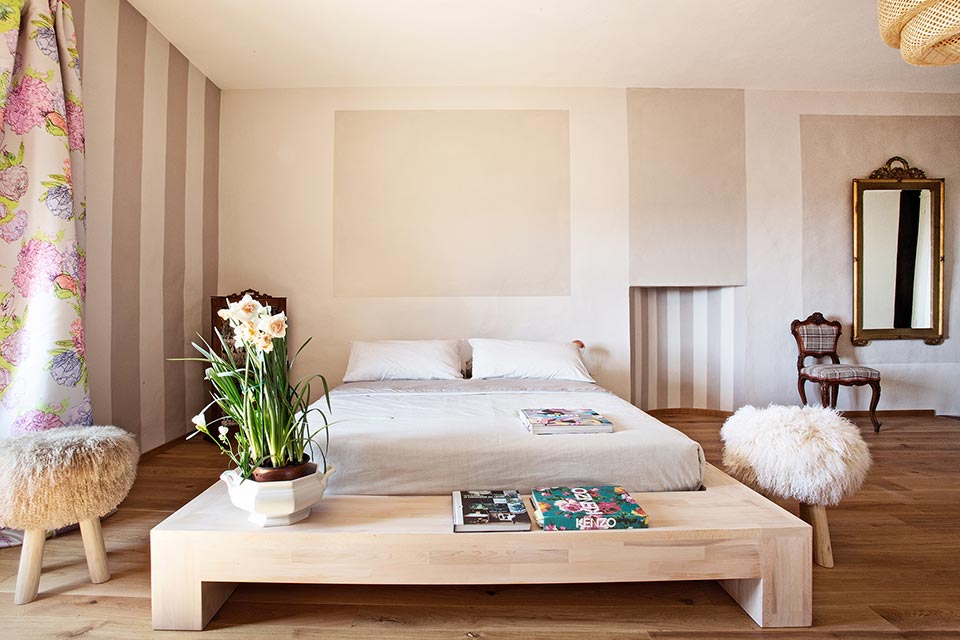 Stile moderno, anima vintage. Il letto futon incontra tulipani anni ’20 e un’eleganza cinematografica che ricorda la diva di Colazione da Tiffany. Un viaggio nel modernariato, dove passato e stile contemporaneo si intrecciano.